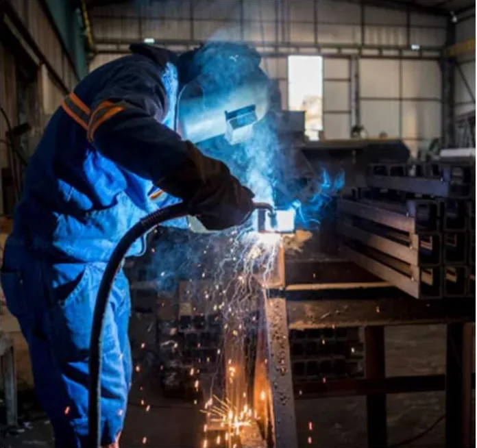 Trabajo de mantenimiento industrial en nave